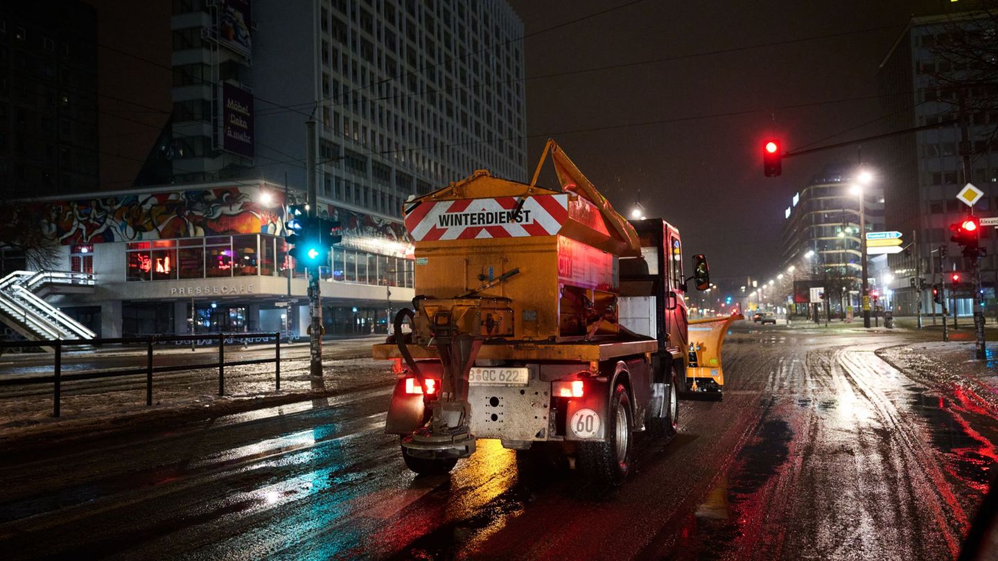 Die Berliner Stadtreinigung BSR ist auch für weitere Wochen mit Winterwetter gut aufgestellt. (Archivbild) Foto: Annette Riedl/d