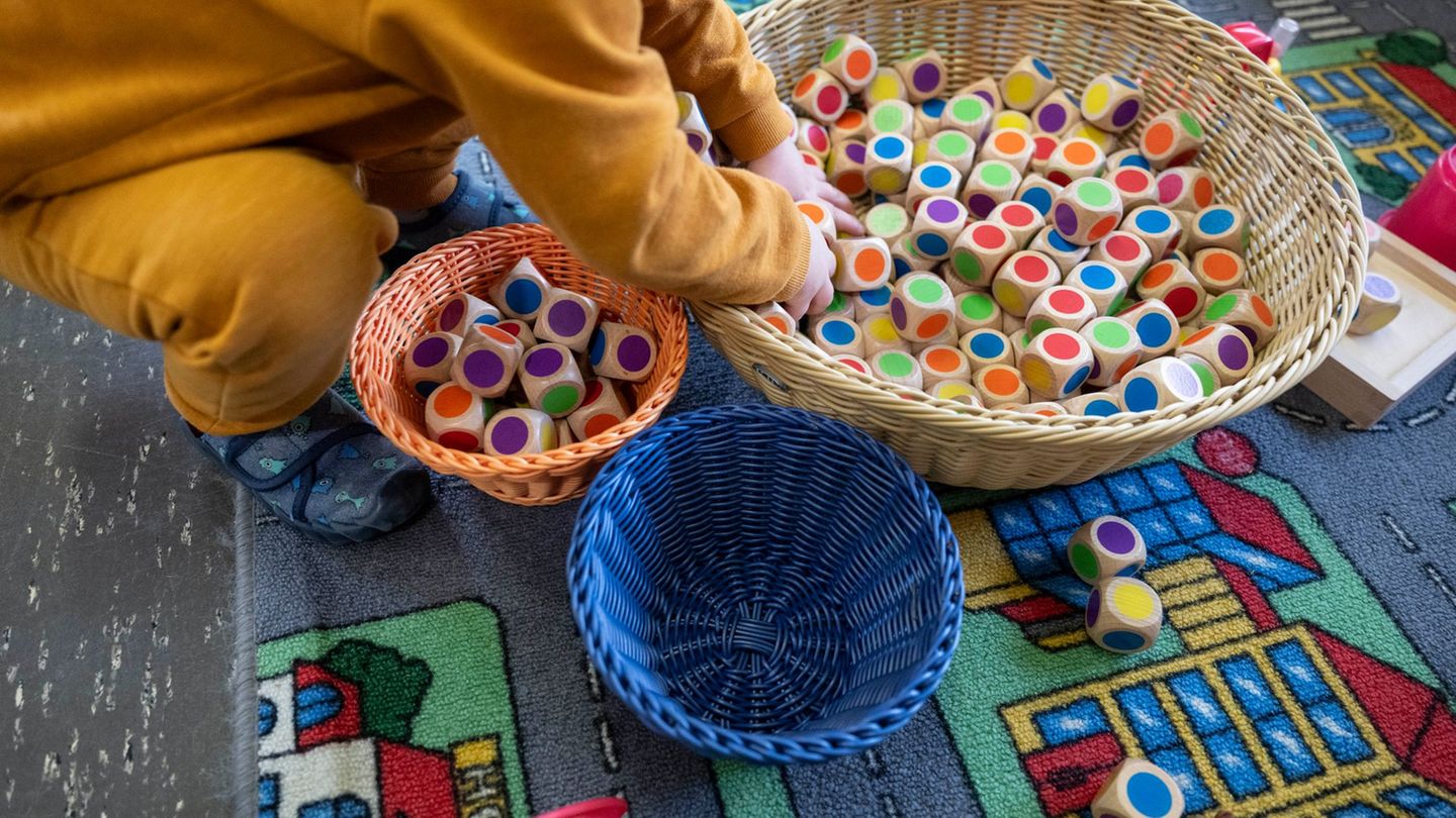 In den Kitas sind ausreichend viele und gut qualifiziert Fachkräfte von zentraler Bedeutung. (Archivbild) Foto: Marijan Murat/dp
