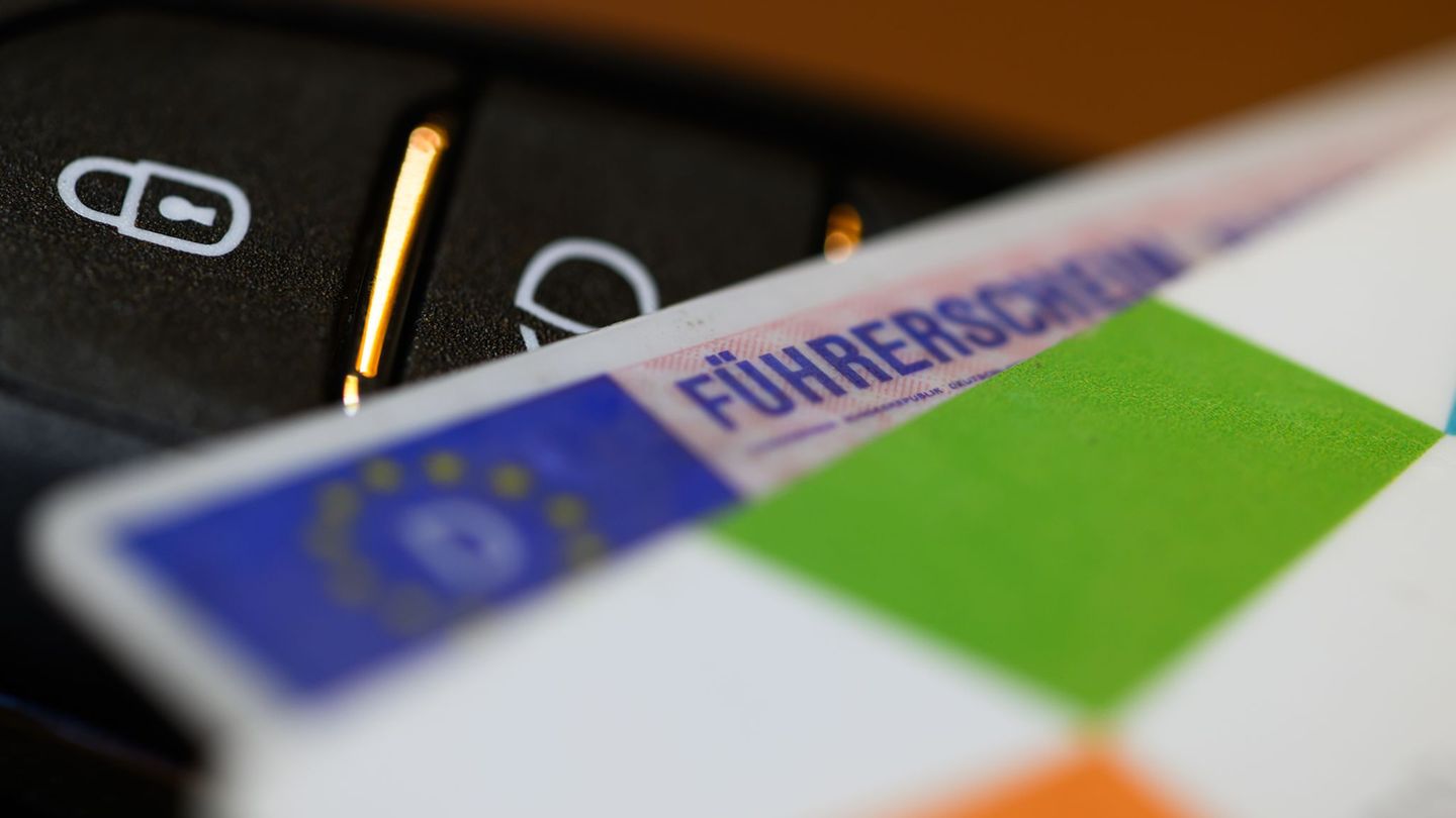 Die Kosten für den Führerschein sind in den vergangenen Jahren gestiegen. (Symbolbild) Foto: Robert Michael/dpa