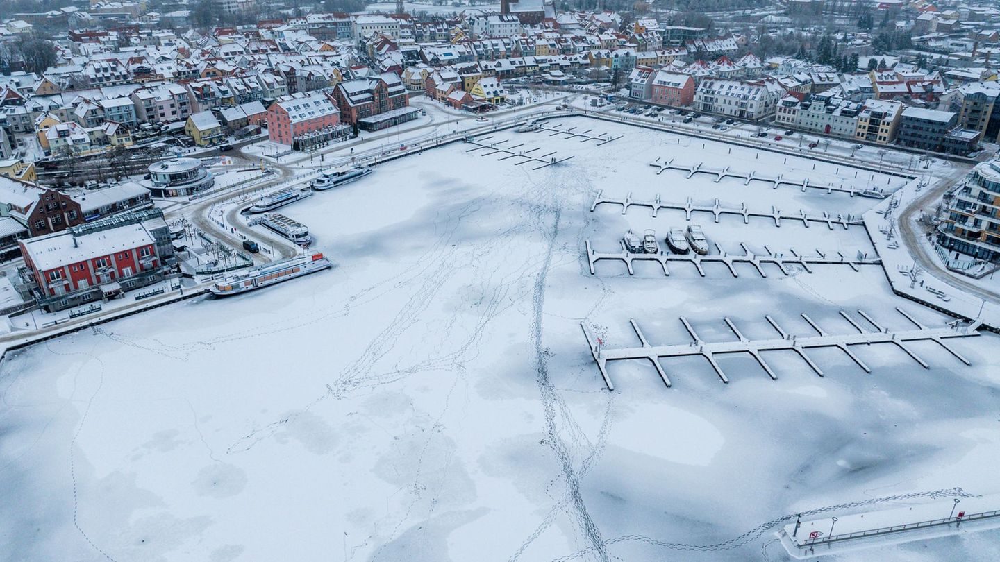 In Mecklenburg-Vorpommern führten die winterlichen Temperaturen zu einem seltenen Naturschauspiel. Foto: Jens Büttner/dpa