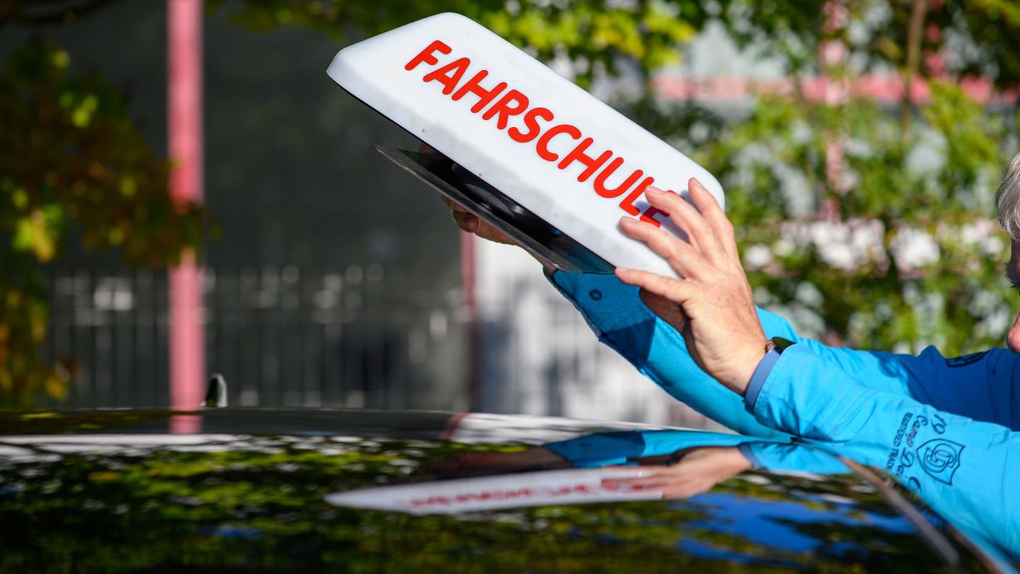 Bundesverkehrsminister Patrick Schnieder (CDU) will den Führerschein günstiger machen - bei Fahrschulen lösen seine Reformvorsch