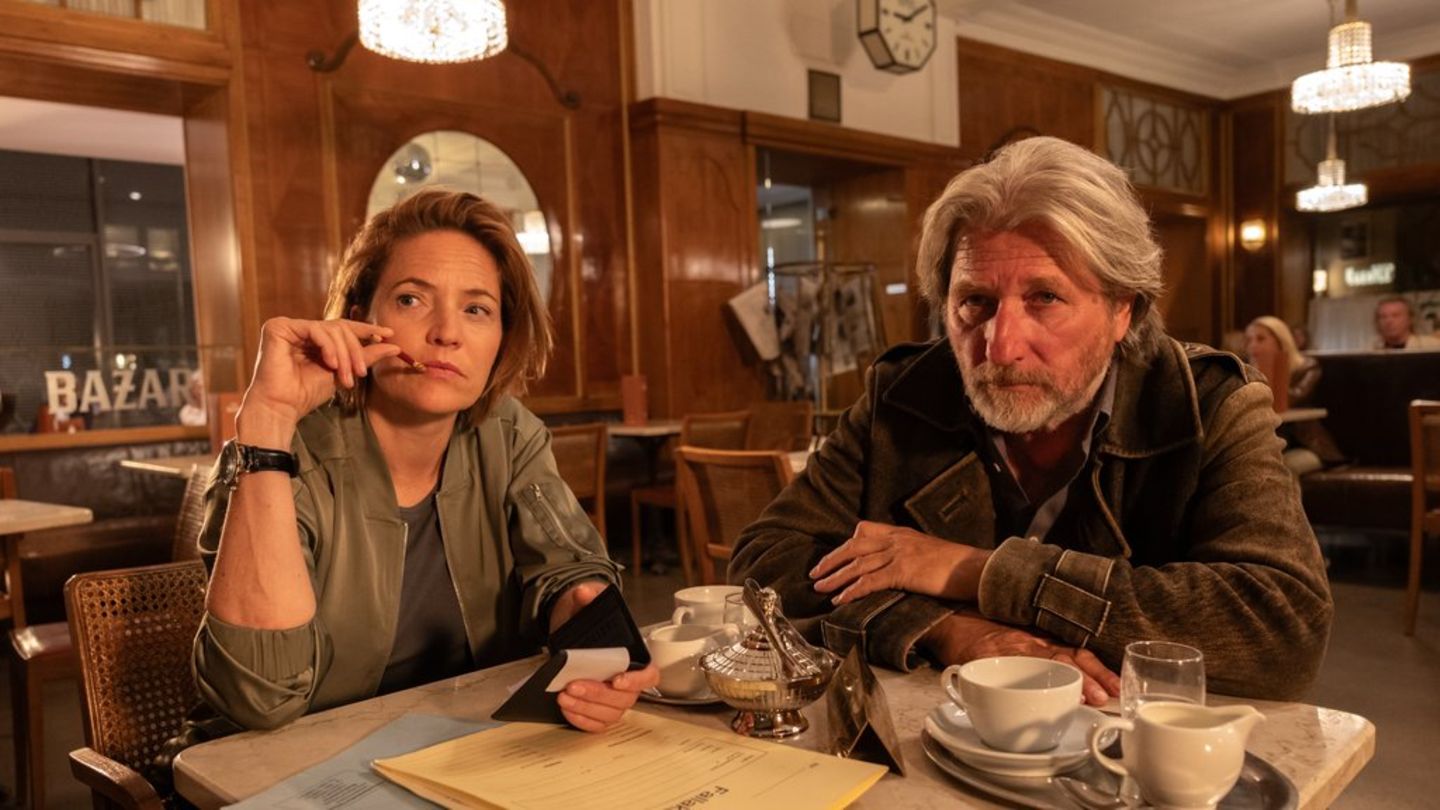 "Die Toten von Salzburg: Die letzte Reise": Lu Frey (Patricia Aulitzky, l.) und Hubert Mur (Michael Fitz) versuchen den Mord i