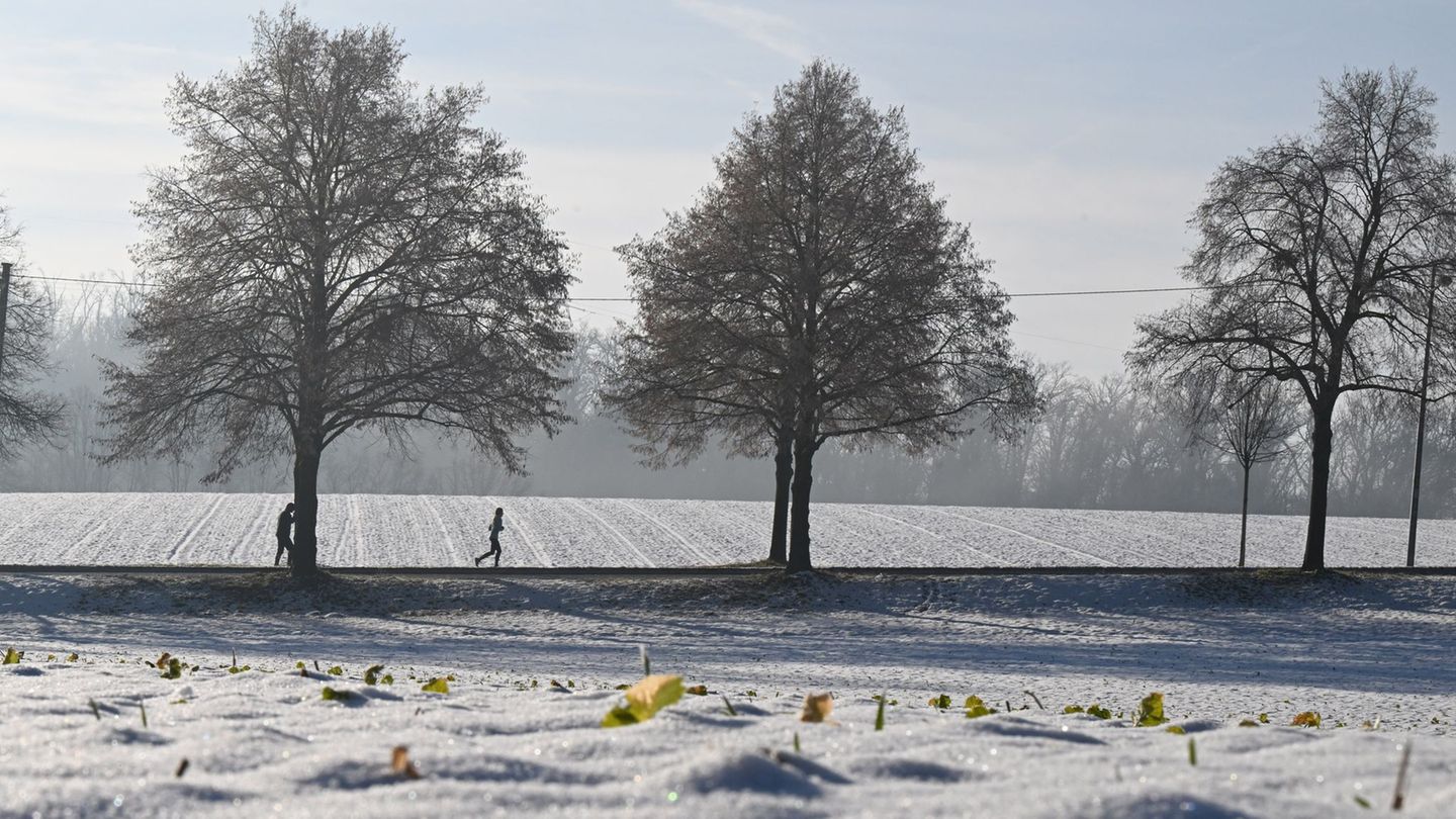 Im Südwesten ist am Morgen in hohen Lagen mit Schnee zu rechnen. Foto: Bernd Weißbrod/dpa