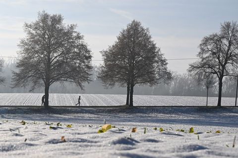 Im Südwesten ist am Morgen in hohen Lagen mit Schnee zu rechnen. Foto: Bernd Weißbrod/dpa