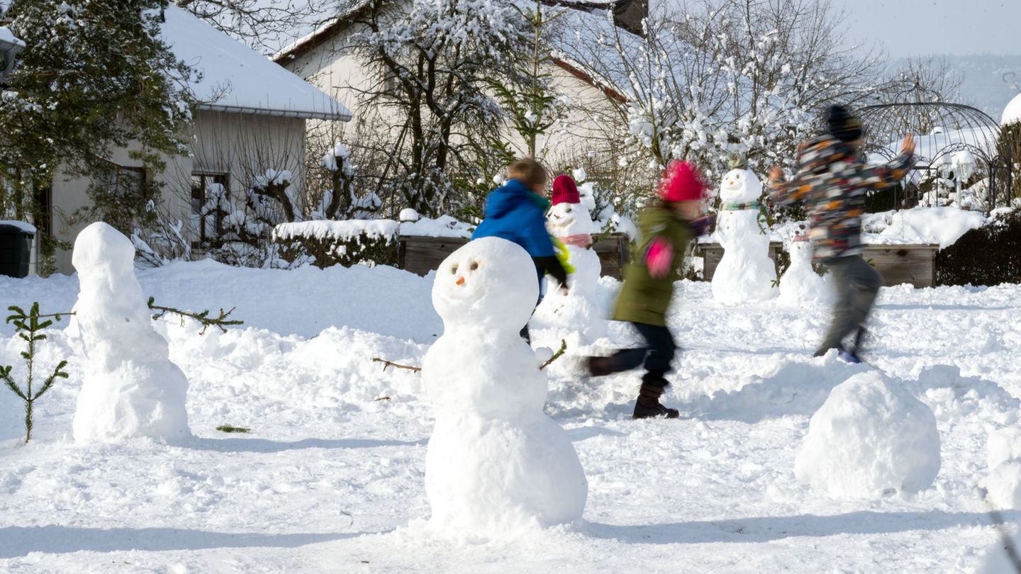 Im Schnee spielen - dafür haben die meisten Kinder heute in Bayern vormittags keine Zeit mehr. (Symbolbild) Foto: Pia Bayer/dpa