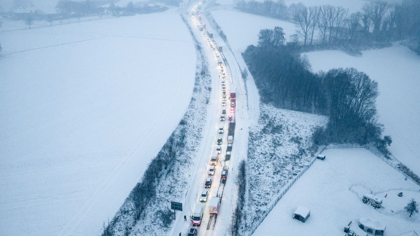 Auf den Straßen ist bei den winterlichen Witterungsbedingungen Vorsicht geboten. (Symbolbild) Foto: Christoph Reichwein/dpa