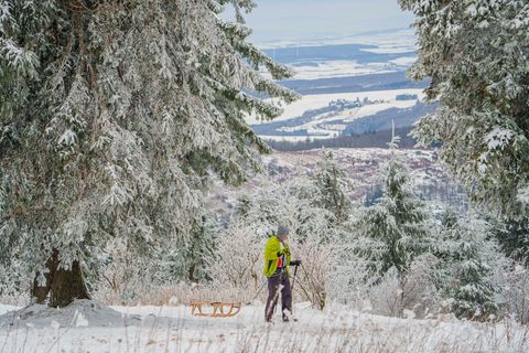 In den nächsten Tagen soll es weiterhin noch etwas schneien. Foto: Andreas Arnold/dpa