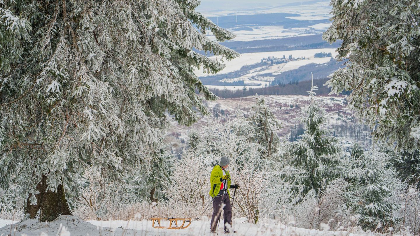 In den nächsten Tagen soll es weiterhin noch etwas schneien. Foto: Andreas Arnold/dpa