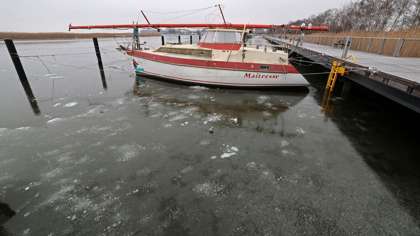 Kühle Temperaturen sorgen für Frost und Glätte. (Archivbild) Foto: Bernd Wüstneck/dpa