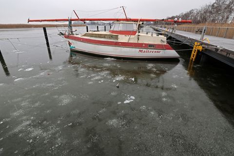 Kühle Temperaturen sorgen für Frost und Glätte. (Archivbild) Foto: Bernd Wüstneck/dpa