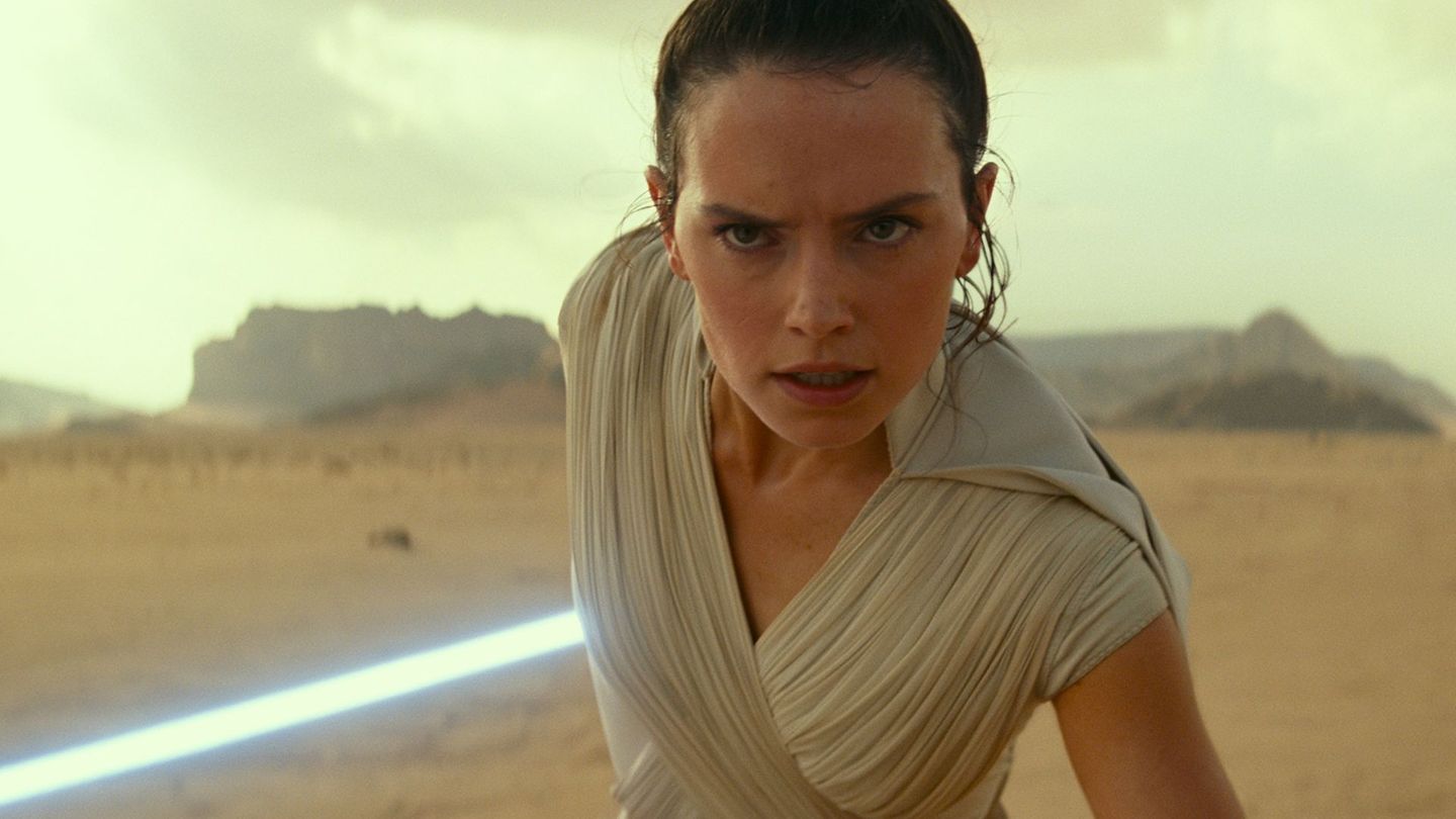 In der Wüste trifft Rey (Daisy Ridley) auf Kylo Ren. Sie macht sich bereit, um ihn in mit einem spektakulären Angriff außer Gefecht zu setzen