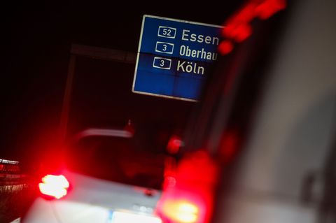 Autofahrer brauchten wegen der Sperrung der Ruhrtalbrücke viel Geduld. Foto: Christoph Reichwein/dpa