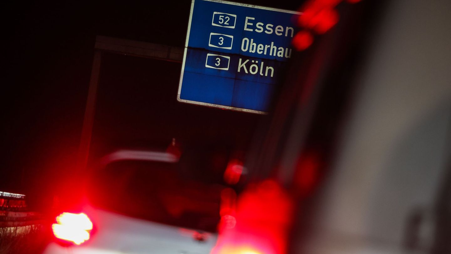 Autofahrer brauchten wegen der Sperrung der Ruhrtalbrücke viel Geduld. Foto: Christoph Reichwein/dpa
