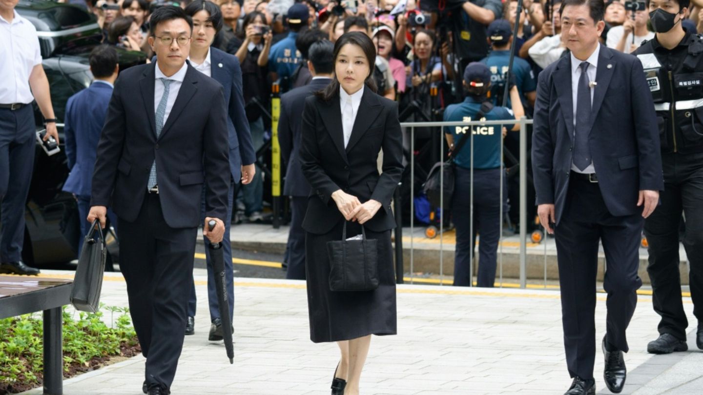 Kim Keon Hee im August auf dem Weg zur Staatsanwaltschaft