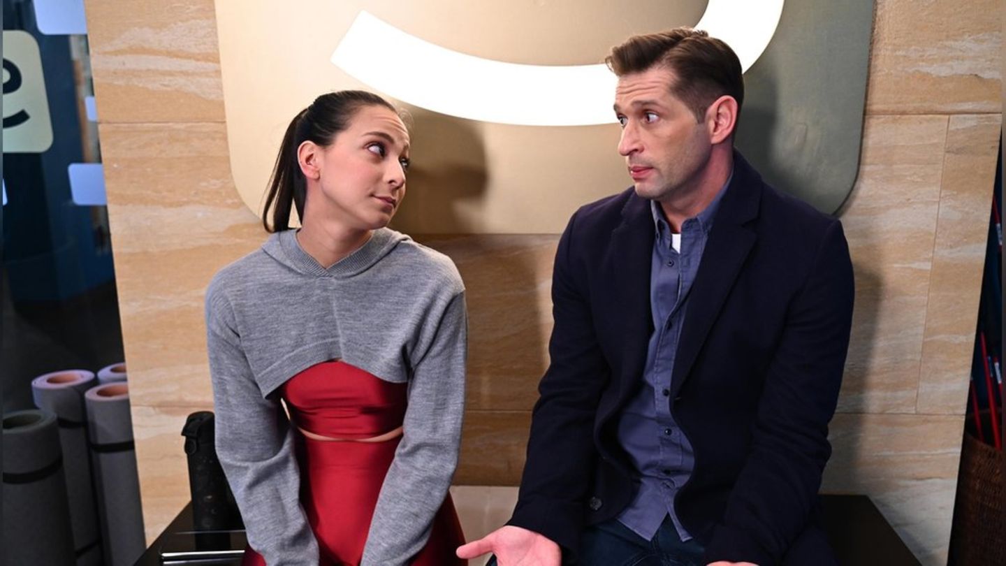 "Alles was zählt": Charlie (l.) klagt Deniz ihr Leid.