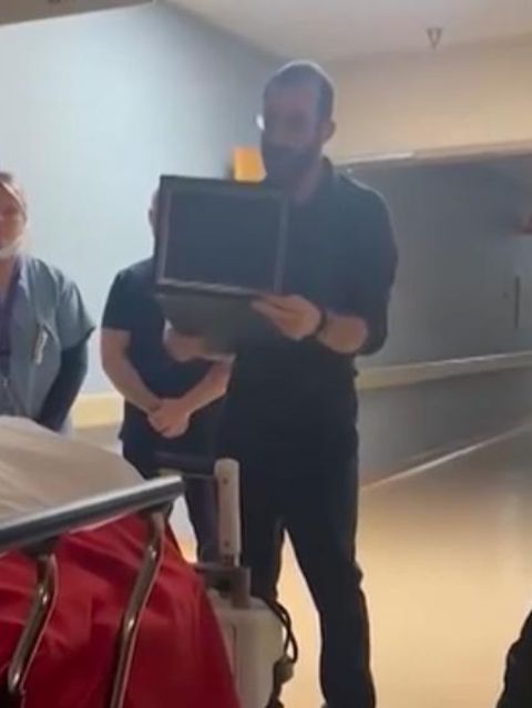 VOn ICE-Beamten erschossener Pfleger hält Rede