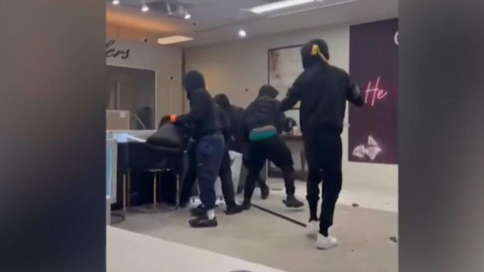 Räuber plündern Juweliergeschäft mitten am helllichten Tag