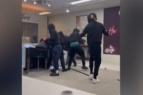 Räuber plündern Juweliergeschäft mitten am helllichten Tag