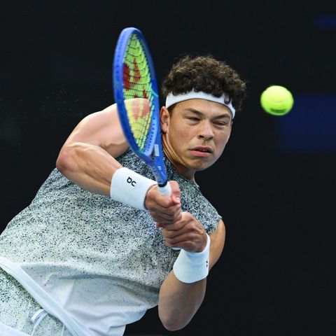 Melbourne, Australien. Ben Shelton aus den USA spielt eine Rückhand im Tennis-Viertelfinale des Herreneinzels gegen Jannik Sinner aus Italien am elften Tag der Australian Open 2026