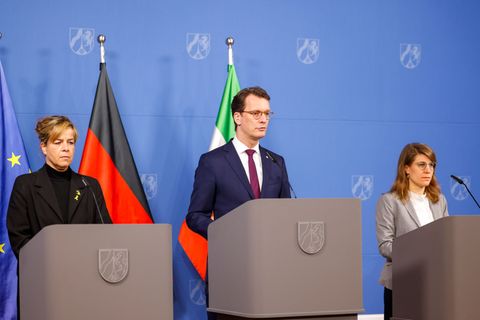 Wüst stimmte dem Rücktritt von Josefine Paul zu. Foto: Thomas Banneyer/dpa