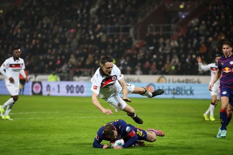 Strafstoß in der Nachspielzeit: Leipzigs David Raum (unten) foult St. Paulis Angreifer Martijn Kaars (oben)- Foto: Christian Cha