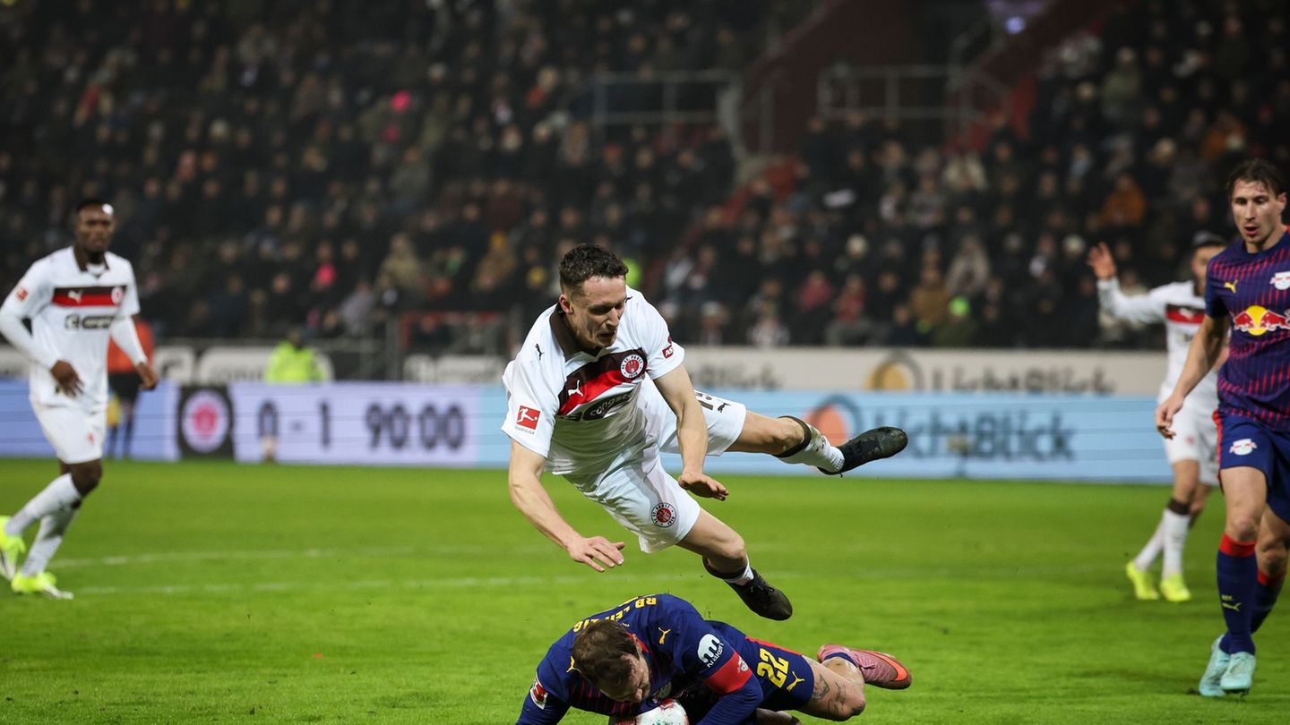 Strafstoß in der Nachspielzeit: Leipzigs David Raum (unten) foult St. Paulis Angreifer Martijn Kaars (oben)- Foto: Christian Cha