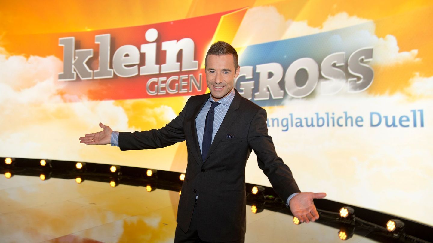 Moderator Kai Pflaume begrüßt Publikum und Gäste zur ersten Mehrgenerationen-Wettkampf-Show des Jahres.