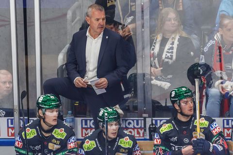 Auf Trainer Serge Aubin und die Eisbären Berlin wartet nach der Olympia-Pause eine Menge Arbeit. Foto: Andreas Gora/dpa