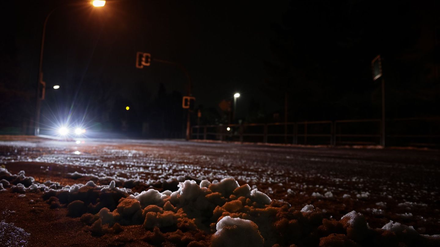 Bei Unfällen auf den verschneiten Straßen in Niedersachsen bleibt es meist bei Blechschäden. Foto: David Ebener/dpa