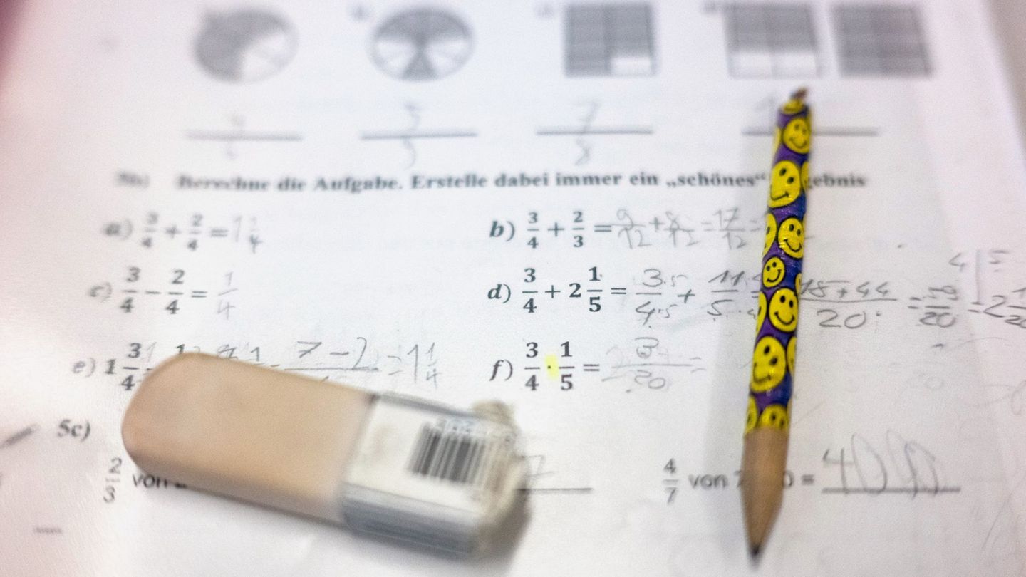 Die klassische schriftliche Division wird bald erst ab Klasse 5 zur Pflicht. (Symbolbild) Foto: Marijan Murat/dpa