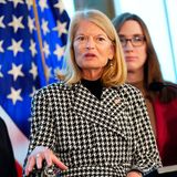 Die Senatorin aus Alaska, eine der schärfsten Trump-Kritikerinnen in den Reihen der Republikaner, äußerte sich ähnlich kritisch über Noem wie ihr Kollege Tillis. "Ich habe das Vertrauen in sie verloren", sagte Murkowski zu Reportern. "Wir wären mit einer neuen Führung besser bedient." Sie habe große Hoffnungen in Noem gesetzt, so Murkowski, sei aber "enttäuscht worden". Die Senatorin betonte, die Entscheidung über Noem liege zwar bei Trump, "aber ich denke, dass ein gewisses Maß an Verantwortlichkeit gegeben sein muss".  In einem Beitrag auf der Plattform X schrieb die Senatorin über den Tod von Alex Pretti in Minnesota: "Die Tragödie und das Chaos, die das Land derzeit in Minneapolis erlebt, sind schockierend." Die Tötung Prettis "sollte innerhalb der Regierung ernsthafte Fragen aufwerfen hinsichtlich der Angemessenheit der Ausbildung im Bereich der Einwanderungskontrolle und der Anweisungen, die Beamte zur Erfüllung ihrer Aufgaben erhalten".