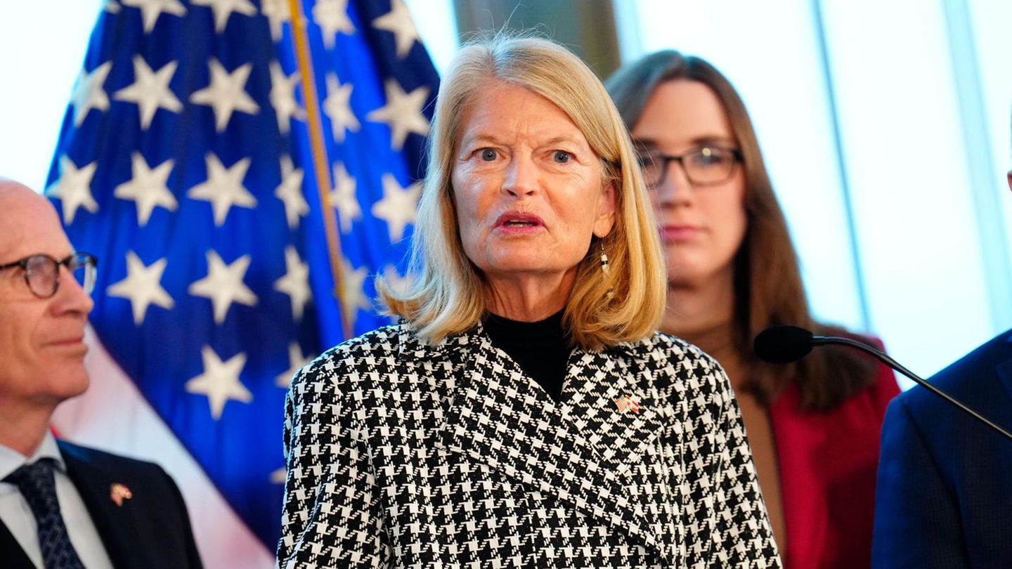 Die Senatorin aus Alaska, eine der schärfsten Trump-Kritikerinnen in den Reihen der Republikaner, äußerte sich ähnlich kritisch über Noem wie ihr Kollege Tillis. "Ich habe das Vertrauen in sie verloren", sagte Murkowski zu Reportern. "Wir wären mit einer neuen Führung besser bedient." Sie habe große Hoffnungen in Noem gesetzt, so Murkowski, sei aber "enttäuscht worden". Die Senatorin betonte, die Entscheidung über Noem liege zwar bei Trump, "aber ich denke, dass ein gewisses Maß an Verantwortlichkeit gegeben sein muss".  In einem Beitrag auf der Plattform X schrieb die Senatorin über den Tod von Alex Pretti in Minnesota: "Die Tragödie und das Chaos, die das Land derzeit in Minneapolis erlebt, sind schockierend." Die Tötung Prettis "sollte innerhalb der Regierung ernsthafte Fragen aufwerfen hinsichtlich der Angemessenheit der Ausbildung im Bereich der Einwanderungskontrolle und der Anweisungen, die Beamte zur Erfüllung ihrer Aufgaben erhalten".