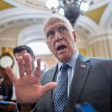 Der Senator aus dem Bundesstaat North Carolina gehört zu den Republikanern, die aktuell am schärfsten gegen die Trump-Regierung austeilen. Vor Journalisten erklärte er, er habe das Vertrauen in die "inkompetente" Heimatschutzministerin Kristi Noem verloren. "Ich denke, sie sollte gehen." Laut dem US-Sender CBS war Tillis der erste Republikaner, der öffentlich Noems Rücktritt forderte.  Tillis, der bei der kommenden Wahl nicht mehr antritt, betonte, seine Zweifel an Noem reichten über die Vorgehensweise ihres Ministeriums bei der Durchsetzung der Einwanderungsgesetze in Minnesota hinaus. "Ich kann mich an keinen einzigen Punkt im vergangenen Jahr erinnern, auf den ich stolz sein könnte", erklärte er. "Sie hat diese Regierung in einer Frage, die wir eigentlich beherrschen sollten, in den Ruin getrieben. Wir sollten die Themen Grenzsicherheit und Einwanderung beherrschen. Aber sie (Noems Heimatschutzbehörde, Anm. d. Red.) haben das für die Republikaner zerstört, etwas, für das der Präsident gewählt wurde. Sie haben es durch ihre Inkompetenz zerstört."