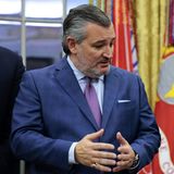 In seinem Podcast "Verdict with Ted Cruz" kritisierte der texanische Senator die Wortwahl der Trump-Regierung zu den tödlichen Schüssen der ICE-Beamten in Minneapolis. Die Trump-Regierung könnte "den Ton, in dem sie dies beschreibt", verbessern. "Eine Eskalation der Rhetorik hilft nicht weiter und führt sogar zu einem Verlust an Glaubwürdigkeit", sagte Cruz in der Podcast-Episode vom 26. Januar. "Daher würde ich die Regierung dazu ermutigen, sich zurückhaltender zu zeigen, die Tragödie anzuerkennen und zu sagen, dass wir nicht wollen, dass irgendjemand, dass irgendjemandes Leben verloren geht, und dass die Politiker, die Öl ins Feuer gießen, damit aufhören müssen."
