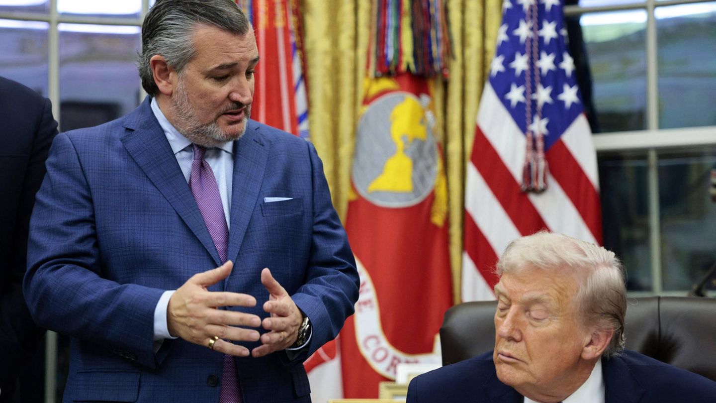In seinem Podcast "Verdict with Ted Cruz" kritisierte der texanische Senator die Wortwahl der Trump-Regierung zu den tödlichen Schüssen der ICE-Beamten in Minneapolis. Die Trump-Regierung könnte "den Ton, in dem sie dies beschreibt", verbessern. "Eine Eskalation der Rhetorik hilft nicht weiter und führt sogar zu einem Verlust an Glaubwürdigkeit", sagte Cruz in der Podcast-Episode vom 26. Januar. "Daher würde ich die Regierung dazu ermutigen, sich zurückhaltender zu zeigen, die Tragödie anzuerkennen und zu sagen, dass wir nicht wollen, dass irgendjemand, dass irgendjemandes Leben verloren geht, und dass die Politiker, die Öl ins Feuer gießen, damit aufhören müssen."