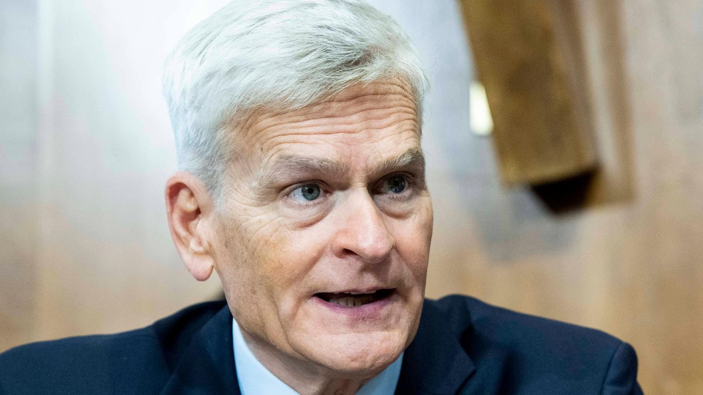 Der Senator aus Louisiana schrieb auf X, offenbar mit Blick auf die tödlichen Schüsse auf Alex Pretti: "Ihre Rechte aus dem zweiten Verfassungszusatz verschwinden nicht, wenn Sie Ihre anderen Rechte ausüben. Die Verfassung ist glasklar: 'Das Recht des Volkes, Waffen zu besitzen und zu tragen, darf nicht beeinträchtigt werden.'" Pretti hatte bei dem tödlichen Vorfall mit ICE-Agenten legal eine Waffe bei sich gehabt. Ebenfalls auf X schrieb Cassidy: "Die Ereignisse in Minneapolis sind äußerst beunruhigend. Die Glaubwürdigkeit von ICE und DHS (Department of Homeland Security, Anm. d. Red.) steht auf dem Spiel. Es muss eine umfassende, gemeinsame Untersuchung durch Bund und Bundesstaaten geben. Wir können dem amerikanischen Volk die Wahrheit anvertrauen."