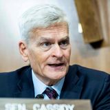 Der Senator aus Louisiana schrieb auf X, offenbar mit Blick auf die tödlichen Schüsse auf Alex Pretti: "Ihre Rechte aus dem zweiten Verfassungszusatz verschwinden nicht, wenn Sie Ihre anderen Rechte ausüben. Die Verfassung ist glasklar: 'Das Recht des Volkes, Waffen zu besitzen und zu tragen, darf nicht beeinträchtigt werden.'" Pretti hatte bei dem tödlichen Vorfall mit ICE-Agenten legal eine Waffe bei sich gehabt. Ebenfalls auf X schrieb Cassidy: "Die Ereignisse in Minneapolis sind äußerst beunruhigend. Die Glaubwürdigkeit von ICE und DHS (Department of Homeland Security, Anm. d. Red.) steht auf dem Spiel. Es muss eine umfassende, gemeinsame Untersuchung durch Bund und Bundesstaaten geben. Wir können dem amerikanischen Volk die Wahrheit anvertrauen."