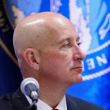 "Die Nation wurde dieses Wochenende Zeuge einer schrecklichen Situation. Meine Gebete gelten der Familie von Alex Pretti", schrieb der Senator aus Nebraska, eigentlich ein treuer Verbündeter Donald Trumps, auf X. "Meine Unterstützung für die Finanzierung der ICE bleibt unverändert. Die Durchsetzung unserer Einwanderungsgesetze macht unsere Straßen sicherer. Sie schützt auch unsere nationale Sicherheit. Aber wir müssen auch unsere Grundwerte als Nation bewahren, darunter das Recht auf Protest und Versammlungsfreiheit. Ich erwarte eine vorrangige und transparente Untersuchung dieses Vorfalls."