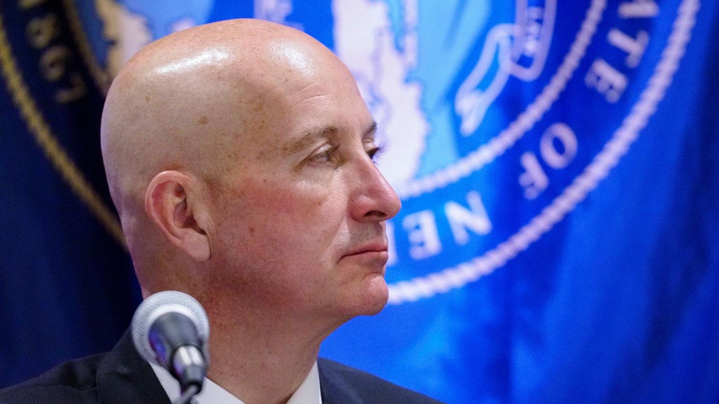 "Die Nation wurde dieses Wochenende Zeuge einer schrecklichen Situation. Meine Gebete gelten der Familie von Alex Pretti", schrieb der Senator aus Nebraska, eigentlich ein treuer Verbündeter Donald Trumps, auf X. "Meine Unterstützung für die Finanzierung der ICE bleibt unverändert. Die Durchsetzung unserer Einwanderungsgesetze macht unsere Straßen sicherer. Sie schützt auch unsere nationale Sicherheit. Aber wir müssen auch unsere Grundwerte als Nation bewahren, darunter das Recht auf Protest und Versammlungsfreiheit. Ich erwarte eine vorrangige und transparente Untersuchung dieses Vorfalls."