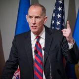 Der Republikaner, der für das Amt des Gouverneurs in Minnesota kandidieren wollte, aber seine Bewerbung zurückzog, nannte die Einwanderungspolitik der Regierung im Bundesstaat eine "völlige Katastrophe". "Die Bürger der Vereinigten Staaten, insbesondere diejenigen mit anderer Hautfarbe, leben in Angst. Die Bürger der Vereinigten Staaten tragen Papiere mit sich, um ihre Staatsbürgerschaft nachzuweisen. Das ist falsch. Die ICE hat ihre Beamten ermächtigt, mit einem zivilrechtlichen Durchsuchungsbefehl, der nur von einem Grenzschutzbeamten unterzeichnet werden muss, Hausdurchsuchungen durchzuführen. Das ist verfassungswidrig und falsch", erklärte er in einer Videobotschaft auf X, in der er seinen Rückzug bekannt gab. Laut "Newsweek" begründete Madel seine Entscheidung mit den Schüssen auf Alex Pretti und Renée Good