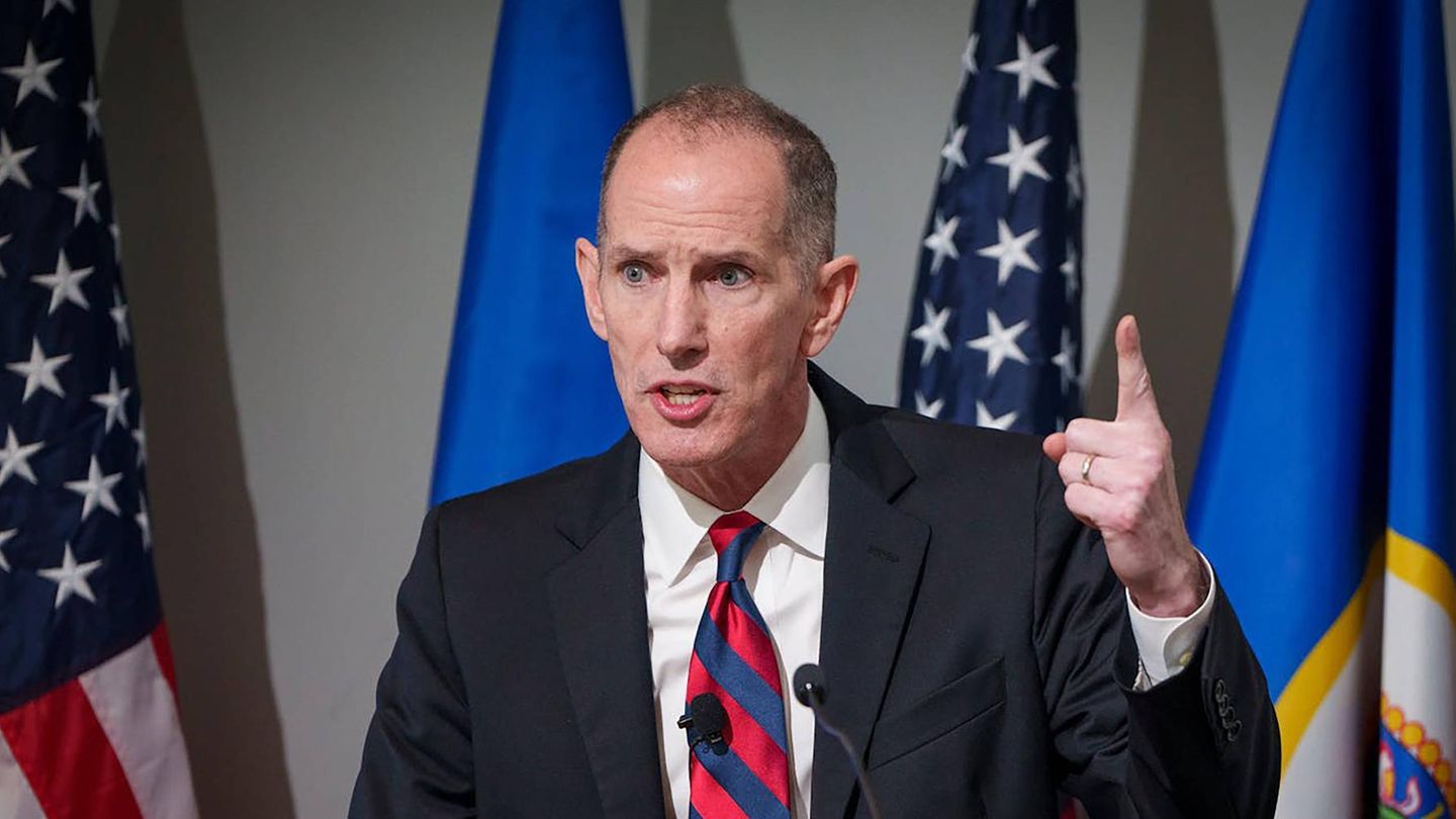 Der Republikaner, der für das Amt des Gouverneurs in Minnesota kandidieren wollte, aber seine Bewerbung zurückzog, nannte die Einwanderungspolitik der Regierung im Bundesstaat eine "völlige Katastrophe". "Die Bürger der Vereinigten Staaten, insbesondere diejenigen mit anderer Hautfarbe, leben in Angst. Die Bürger der Vereinigten Staaten tragen Papiere mit sich, um ihre Staatsbürgerschaft nachzuweisen. Das ist falsch. Die ICE hat ihre Beamten ermächtigt, mit einem zivilrechtlichen Durchsuchungsbefehl, der nur von einem Grenzschutzbeamten unterzeichnet werden muss, Hausdurchsuchungen durchzuführen. Das ist verfassungswidrig und falsch", erklärte er in einer Videobotschaft auf X, in der er seinen Rückzug bekannt gab. Laut "Newsweek" begründete Madel seine Entscheidung mit den Schüssen auf Alex Pretti und Renée Good