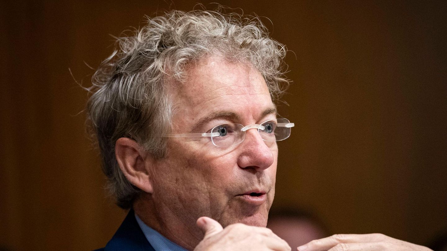 Der Senator aus Kentucky forderte, die Ermittlungen zum Tod von Pretti wie Schießereien mit Polizeibeteiligung von lokalen Polizeibehörden behandeln zu lassen. Auf X kritisierte er die Rhetorik der Trump-Regierung: "Ich kann mich nicht erinnern, jemals gehört zu haben, dass ein Polizeichef das Opfer sofort als 'inländischen Terroristen' oder 'potenziellen Attentäter' bezeichnet hat."  Wie der Sender NBC berichtete, forderte Paul, zugleich Vorsitzender des Senatsausschusses für innere Sicherheit, am Montag die Leiter der Einwanderungs- und Zollbehörde, der Zoll- und Grenzschutzbehörde sowie der US-Einwanderungsbehörde auf, im Februar vor seinem Ausschuss auszusagen.   