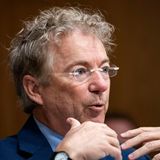 Der Senator aus Kentucky forderte, die Ermittlungen zum Tod von Pretti wie Schießereien mit Polizeibeteiligung von lokalen Polizeibehörden behandeln zu lassen. Auf X kritisierte er die Rhetorik der Trump-Regierung: "Ich kann mich nicht erinnern, jemals gehört zu haben, dass ein Polizeichef das Opfer sofort als 'inländischen Terroristen' oder 'potenziellen Attentäter' bezeichnet hat."  Wie der Sender NBC berichtete, forderte Paul, zugleich Vorsitzender des Senatsausschusses für innere Sicherheit, am Montag die Leiter der Einwanderungs- und Zollbehörde, der Zoll- und Grenzschutzbehörde sowie der US-Einwanderungsbehörde auf, im Februar vor seinem Ausschuss auszusagen.   