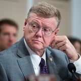 Der republikanische Abgeordnete aus Nevada sagte dem "Nevada Independent": "Es muss eine Kehrtwende in der gesamten Operation geben. Denn unabhängig davon, auf welcher Seite der Einwanderungskontrolle Sie stehen – wir befinden uns derzeit in keiner guten Lage."  Er nannte die Reaktion des DHS auf die Schießerei gegen Pretti eine "reflexartige Verteidigung". Besonders widersprach Amodei Noems Aussage, Pretti habe "inländischen Terrorismus" begangen. "Sie hat sich keinen Gefallen getan, als sie diesen Mann als inländischen Terroristen bezeichnet hat."  Amodei leitet den Unterausschuss für die Mittelzuweisung der inneren Sicherheit im Repräsentantenhaus, der das DHS finanziert. Da die Einwanderungs- und Zollbehörde (ICE) diesem Ministerium untersteht, gehört er zu den einflussreichsten Republikanern, die diese Behörde kontrollieren können.