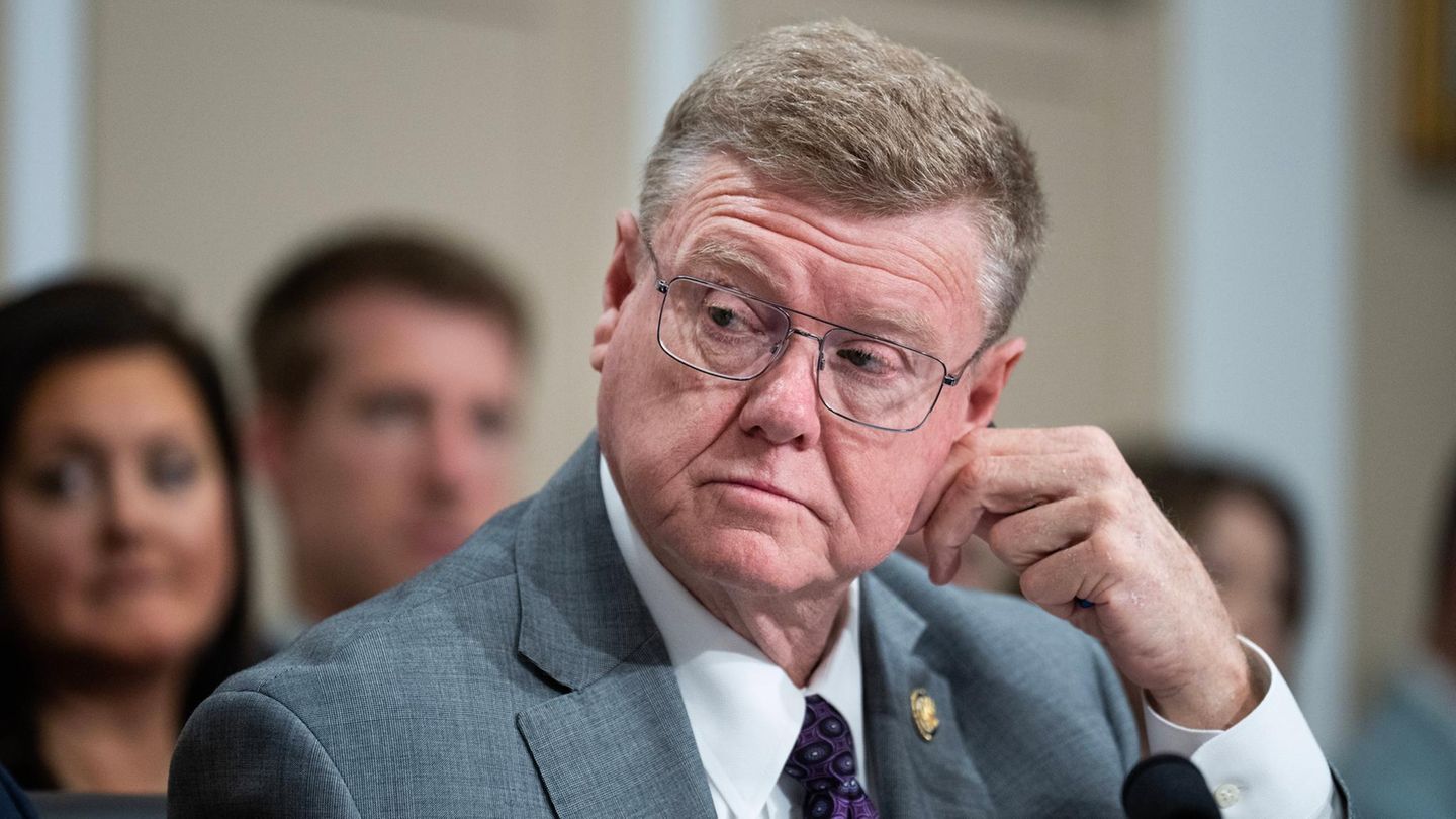 Der republikanische Abgeordnete aus Nevada sagte dem "Nevada Independent": "Es muss eine Kehrtwende in der gesamten Operation geben. Denn unabhängig davon, auf welcher Seite der Einwanderungskontrolle Sie stehen – wir befinden uns derzeit in keiner guten Lage."  Er nannte die Reaktion des DHS auf die Schießerei gegen Pretti eine "reflexartige Verteidigung". Besonders widersprach Amodei Noems Aussage, Pretti habe "inländischen Terrorismus" begangen. "Sie hat sich keinen Gefallen getan, als sie diesen Mann als inländischen Terroristen bezeichnet hat."  Amodei leitet den Unterausschuss für die Mittelzuweisung der inneren Sicherheit im Repräsentantenhaus, der das DHS finanziert. Da die Einwanderungs- und Zollbehörde (ICE) diesem Ministerium untersteht, gehört er zu den einflussreichsten Republikanern, die diese Behörde kontrollieren können.