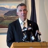 Der republikanische Gouverneur des Bundesstaates Vermont fand am Sonntag deutliche Worte: "Genug ist genug … Es ist nicht hinnehmbar, dass amerikanische Staatsbürger von Bundesbeamten getötet werden, weil sie ihr gottgegebenes und verfassungsmäßiges Recht auf Protest gegen ihre Regierung ausüben. Im besten Fall sind diese Einwanderungsmaßnahmen des Bundes ein völliger Misserfolg in Bezug auf die Koordination akzeptabler Praktiken der öffentlichen Sicherheit und Strafverfolgung, der Ausbildung und der Führung. Im schlimmsten Fall handelt es sich um eine vorsätzliche Einschüchterung und Aufwiegelung amerikanischer Staatsbürger durch den Bund, die zum Mord an Amerikanern führt."  Scott forderte Trump auf, "diese Operationen" zu stoppen, die Lage zu entschärfen und sich wieder "auf echte kriminelle illegale Einwanderer" zu konzentrieren. "Wenn der Präsident nicht handelt, müssen der Kongress und die Gerichte eingreifen, um die Verfassungsmäßigkeit wiederherzustellen."