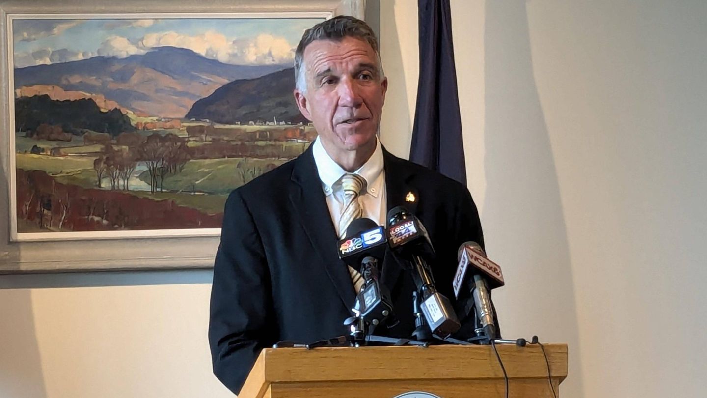 Der republikanische Gouverneur des Bundesstaates Vermont fand am Sonntag deutliche Worte: "Genug ist genug … Es ist nicht hinnehmbar, dass amerikanische Staatsbürger von Bundesbeamten getötet werden, weil sie ihr gottgegebenes und verfassungsmäßiges Recht auf Protest gegen ihre Regierung ausüben. Im besten Fall sind diese Einwanderungsmaßnahmen des Bundes ein völliger Misserfolg in Bezug auf die Koordination akzeptabler Praktiken der öffentlichen Sicherheit und Strafverfolgung, der Ausbildung und der Führung. Im schlimmsten Fall handelt es sich um eine vorsätzliche Einschüchterung und Aufwiegelung amerikanischer Staatsbürger durch den Bund, die zum Mord an Amerikanern führt."  Scott forderte Trump auf, "diese Operationen" zu stoppen, die Lage zu entschärfen und sich wieder "auf echte kriminelle illegale Einwanderer" zu konzentrieren. "Wenn der Präsident nicht handelt, müssen der Kongress und die Gerichte eingreifen, um die Verfassungsmäßigkeit wiederherzustellen."