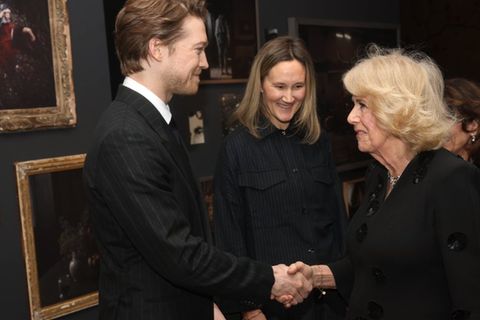 Königin Camilla hat den Schauspieler Joe Alwyn bei einem "Hamnet"-Screening kennengelernt.