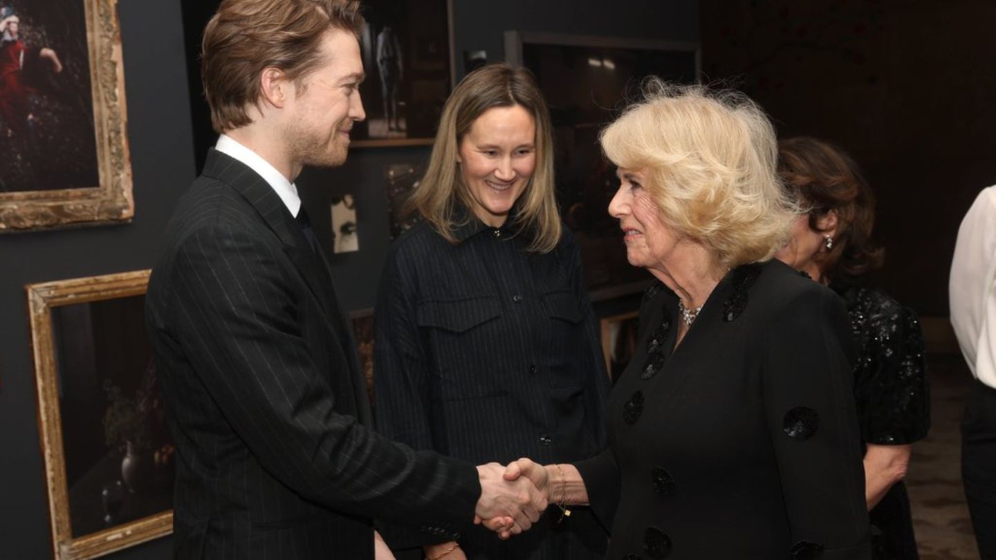 Königin Camilla hat den Schauspieler Joe Alwyn bei einem "Hamnet"-Screening kennengelernt.