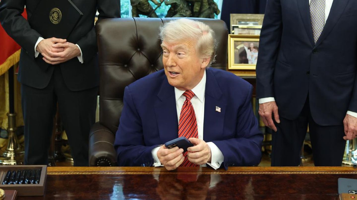 Donald Trump nutzt im Weißen Haus ein iPhone. Gmail Alternativen: Symbolbild